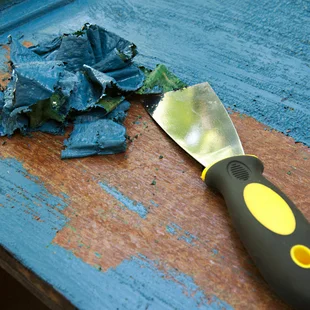Sehr effektiv - Mit Hilfe von Lösemittel wird alte Lackfarbe von Holz entfernt.