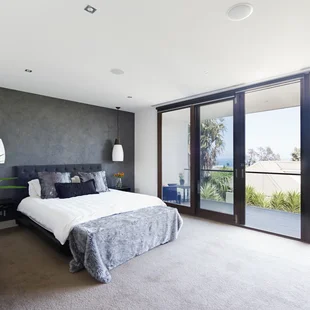 Schlafzimmer - Geräumiges Interieur des Designer-Hauptschlafzimmers in luxuriösem australischen Haus - Stock-Fotografie