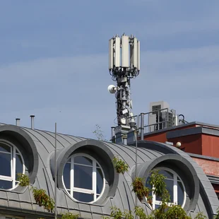 strahlungsarmes Wohnen - Mobile Antenne auf dem Dach eines Gebäudes - Stock-Fotografie
